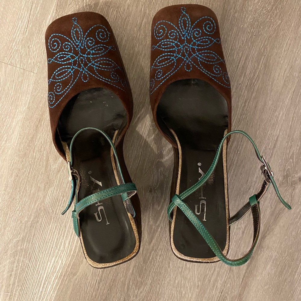 Shy wedge suede shoes with cork wedge.